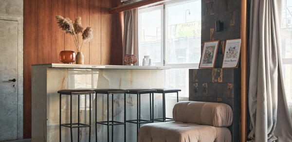 Светлый лофт со светомузыкой и барной стойкой