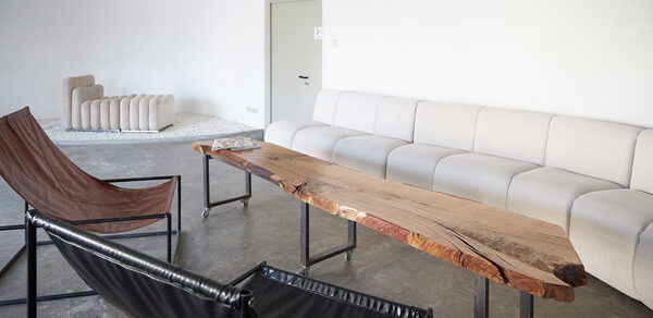 Светлый лофт со светомузыкой и барной стойкой