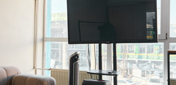 Светлый лофт со светомузыкой и барной стойкой