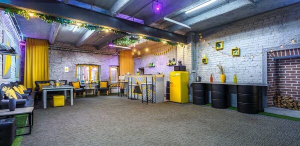 Уютный лофт с яркими акцентами с летней верандой