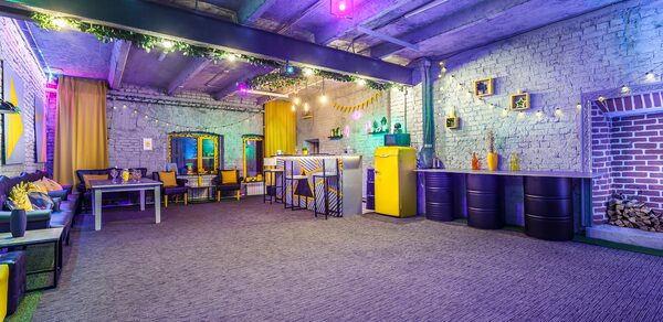 Уютный лофт с яркими акцентами с летней верандой