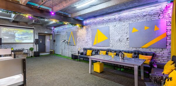 Уютный лофт с яркими акцентами с летней верандой