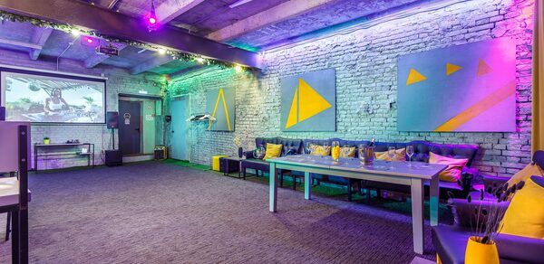 Уютный лофт с яркими акцентами с летней верандой