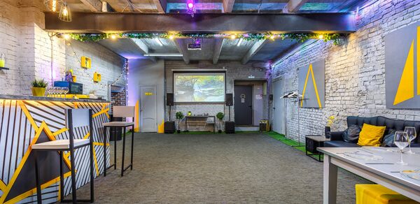 Уютный лофт с яркими акцентами с летней верандой