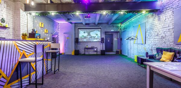 Уютный лофт с яркими акцентами с летней верандой