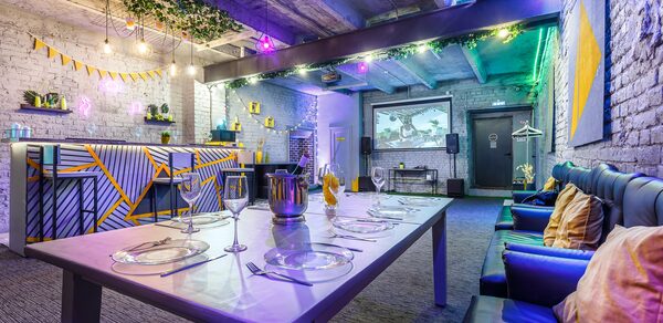 Уютный лофт с яркими акцентами с летней верандой