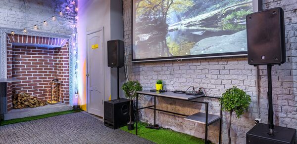 Уютный лофт с яркими акцентами с летней верандой