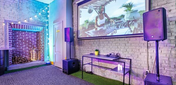 Уютный лофт с яркими акцентами с летней верандой