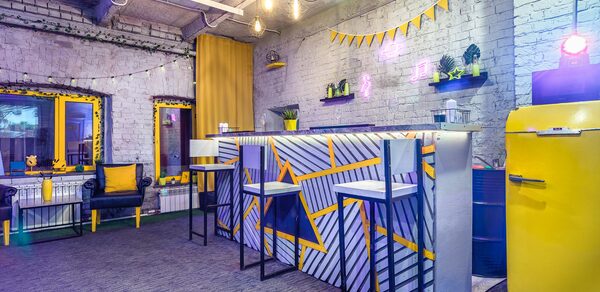 Уютный лофт с яркими акцентами с летней верандой