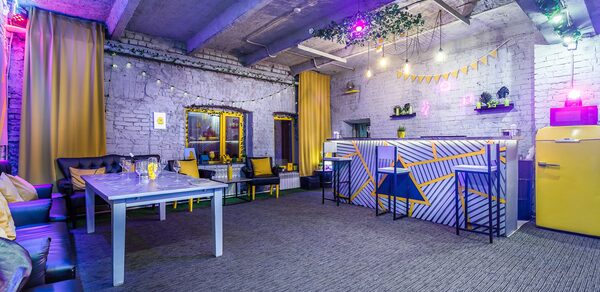 Уютный лофт с яркими акцентами с летней верандой