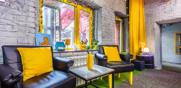 Уютный лофт с яркими акцентами с летней верандой