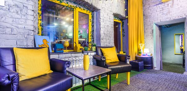 Уютный лофт с яркими акцентами с летней верандой