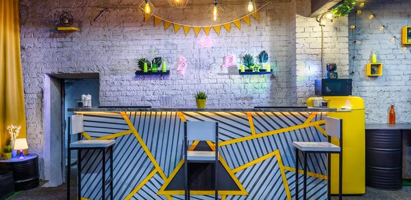 Уютный лофт с яркими акцентами с летней верандой