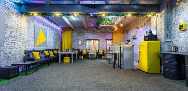 Уютный лофт с яркими акцентами с летней верандой