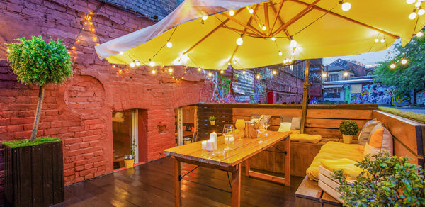 Уютный лофт с яркими акцентами с летней верандой