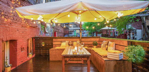 Уютный лофт с яркими акцентами с летней верандой