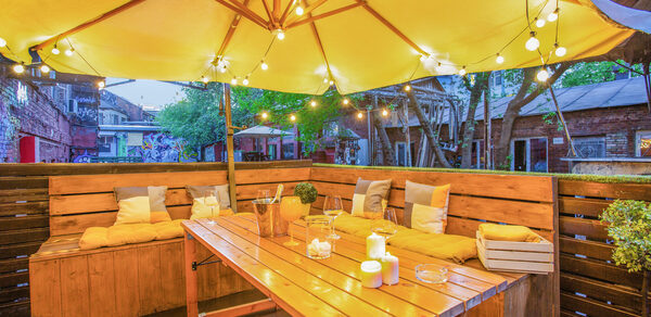 Уютный лофт с яркими акцентами с летней верандой