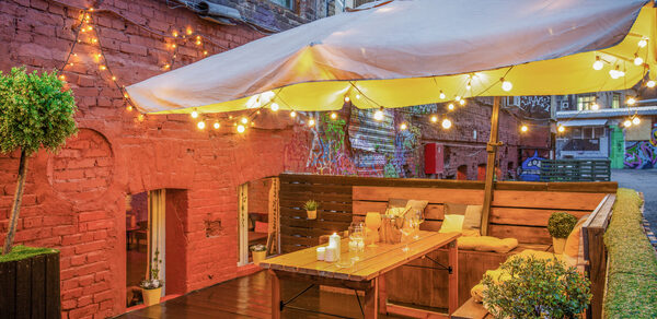 Уютный лофт с яркими акцентами с летней верандой