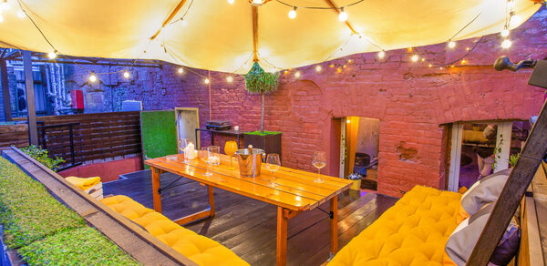 Уютный лофт с яркими акцентами с летней верандой