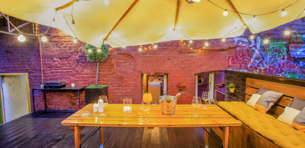 Уютный лофт с яркими акцентами с летней верандой