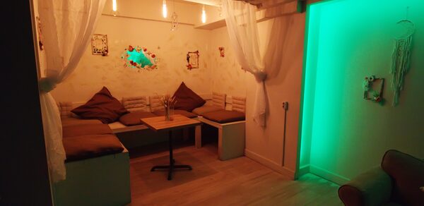 Гостиная. Светлый двухуровневый зал с большим окном