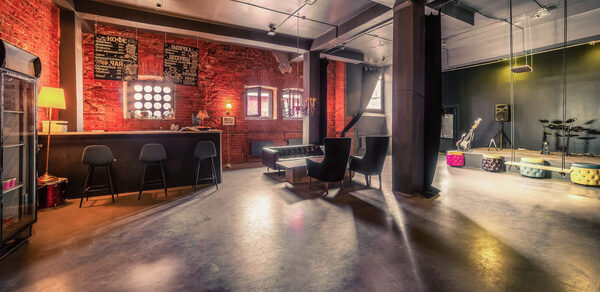 Music loft (Мьюзик лофт). Просторное лофт-пространство с кирпичными стенами, барной стойкой и черными барными стульями. Диваны и кресла создают зону отдыха. На стенах висят надписи. Освещение мягкое, индустриальный стиль. Полы серые, потолок темный. Музыкальная аппаратура в углу.