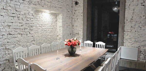 Белый лофт с яркой мебелью