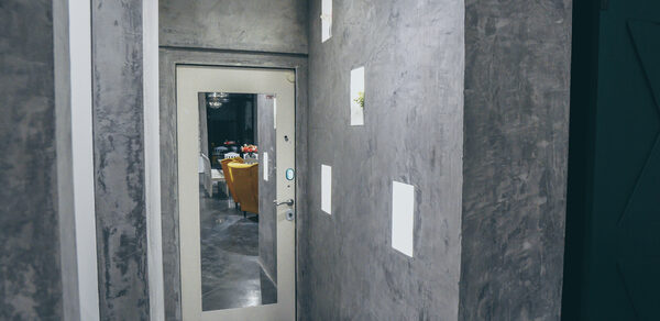 Белый лофт с яркой мебелью