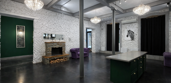 Белый лофт с яркой мебелью