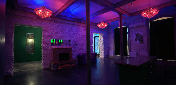 Белый лофт с яркой мебелью