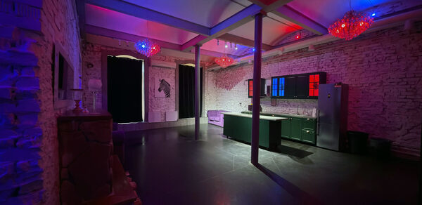 Белый лофт с яркой мебелью