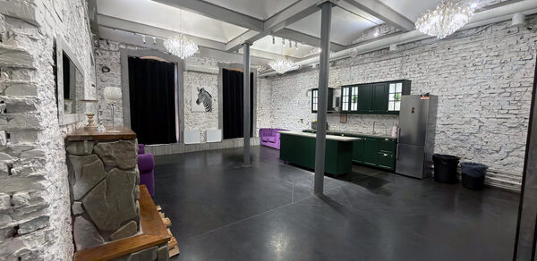 Белый лофт с яркой мебелью