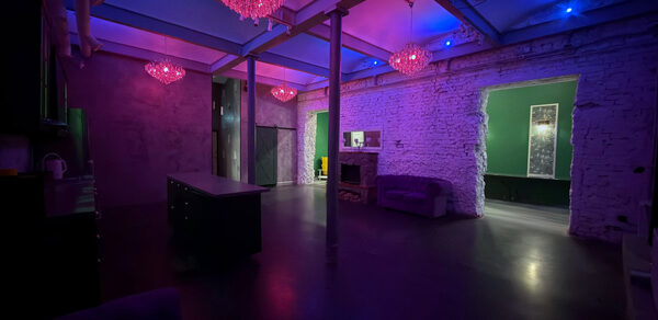 Белый лофт с яркой мебелью