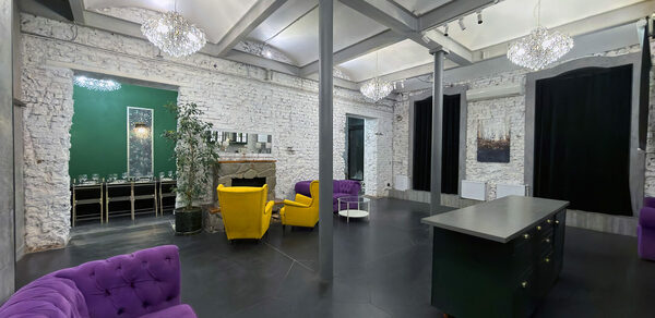 Белый лофт с яркой мебелью