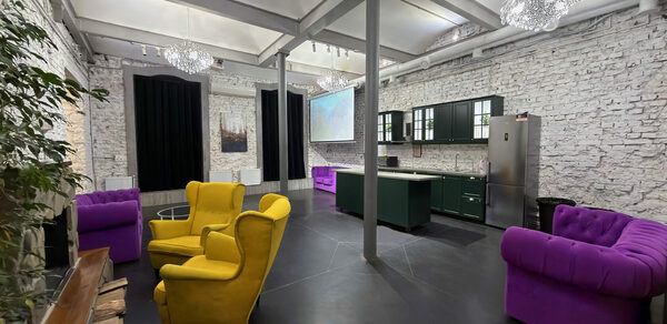 Белый лофт с яркой мебелью