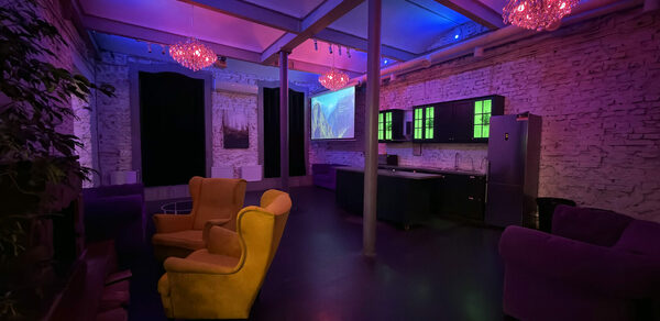 Белый лофт с яркой мебелью