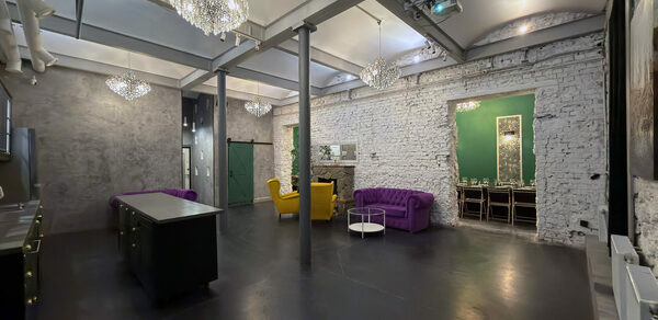 Белый лофт с яркой мебелью