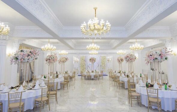 Просторный банкетный зал в классическом стиле