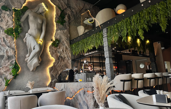 Просторный двухуровневый зал для мероприятий