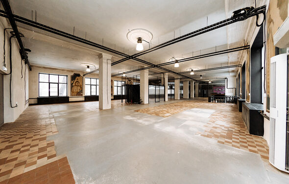 Пространство с колоннами и высокими потолками