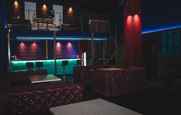 Двухуровневый лофт с кожаными диванами