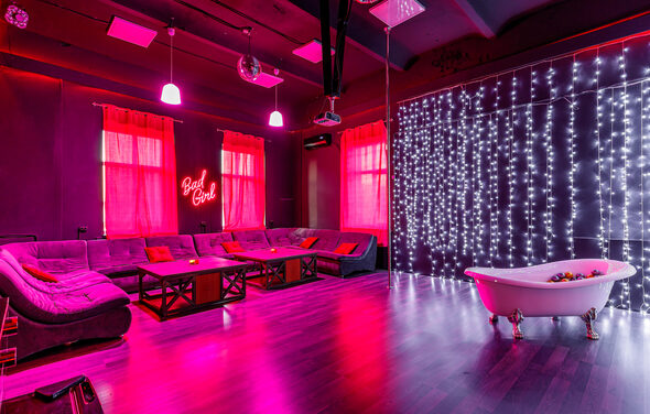 Темный лофт с розовыми акцентами