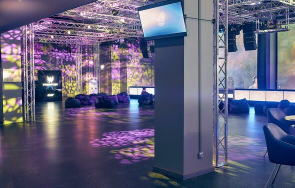 Современный зал с концертным оборудованием