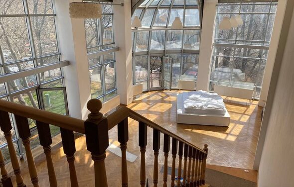 Двухэтажный зал с остеклением