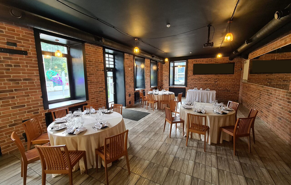 Bistro food. Лофт с черным потолком 