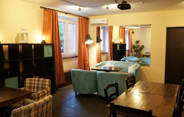 Светлый зал в тайм-кофейне