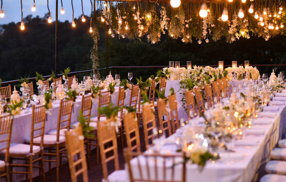 Шатер для праздников на берегу реки