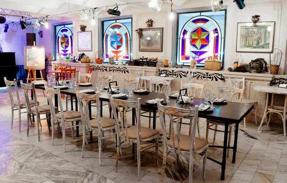 Лофт с витражными окнами