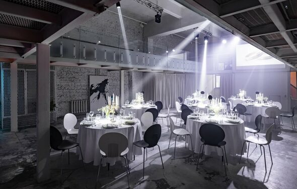 AG Loft (АГ Лофт). Белый лофт с галереей-балконом и верандой
