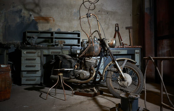 Бар под закрытие со сценой 